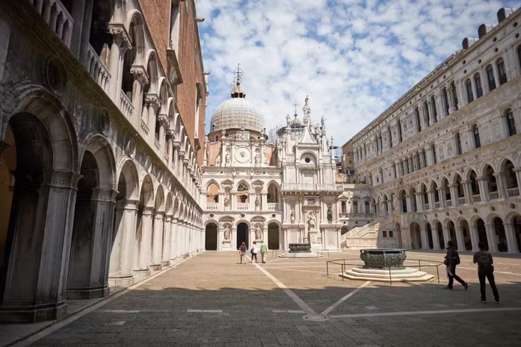 Palazzo Ducale,Basilica di San Marco,tour Venezia,biglietto combinato Venezia,visita guidata Venezia,Ponte dei Sospiri,Campanile di San Marco,mosaici dorati Basilica San Marco,stile gotico veneziano,arte bizantina Venezia,Tiqets